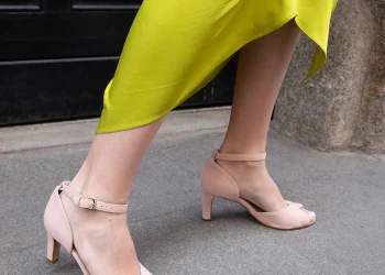 Zapatos de fiesta rosas con vestido verde
