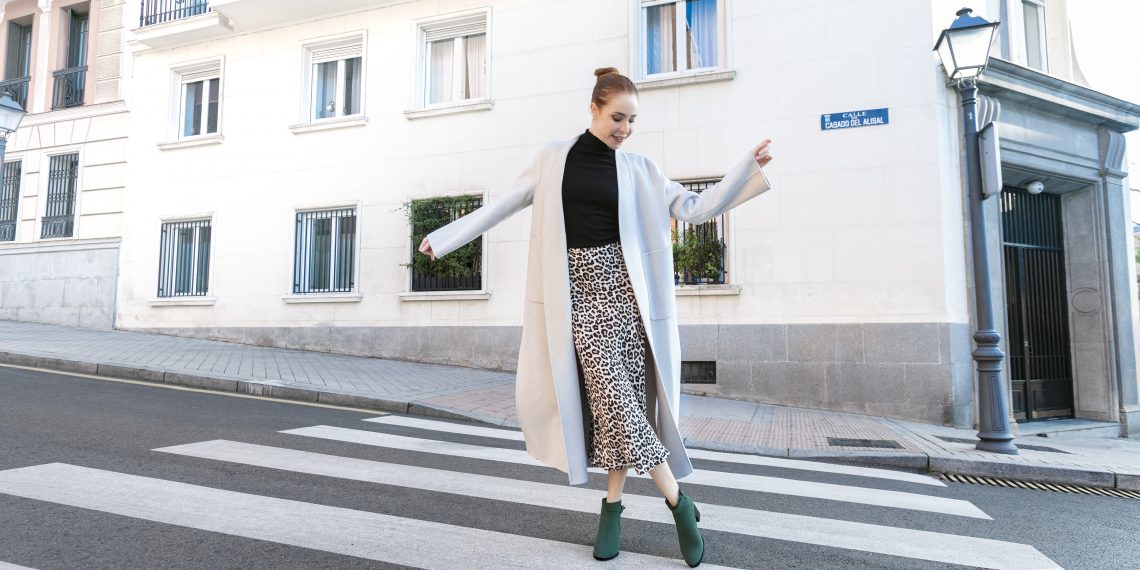 Conoce los mejores looks para combinar botas camperas con vestidos de invierno