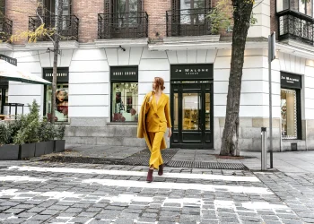 Botín con traje amarillo de mujer