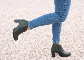 Un Outfits básico con vaqueros con botín classic